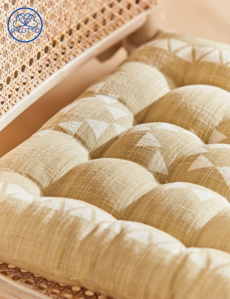 Square cotton cushion with ethnic motifs in beige | Salotto