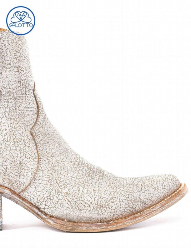 Mexikanische weiße Stiefeletten mit Nähten und Ziernägeln | Salotto