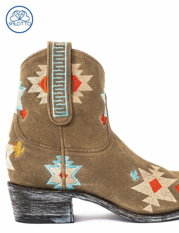 Bota curta com bordados navajo mexicana bege | Salotto