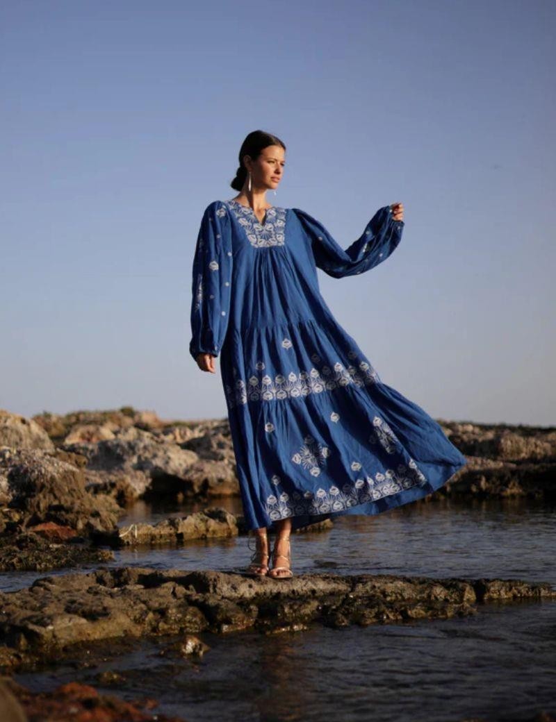 Boho besticktes Salotto-Kleid in kleinblau | Salotto