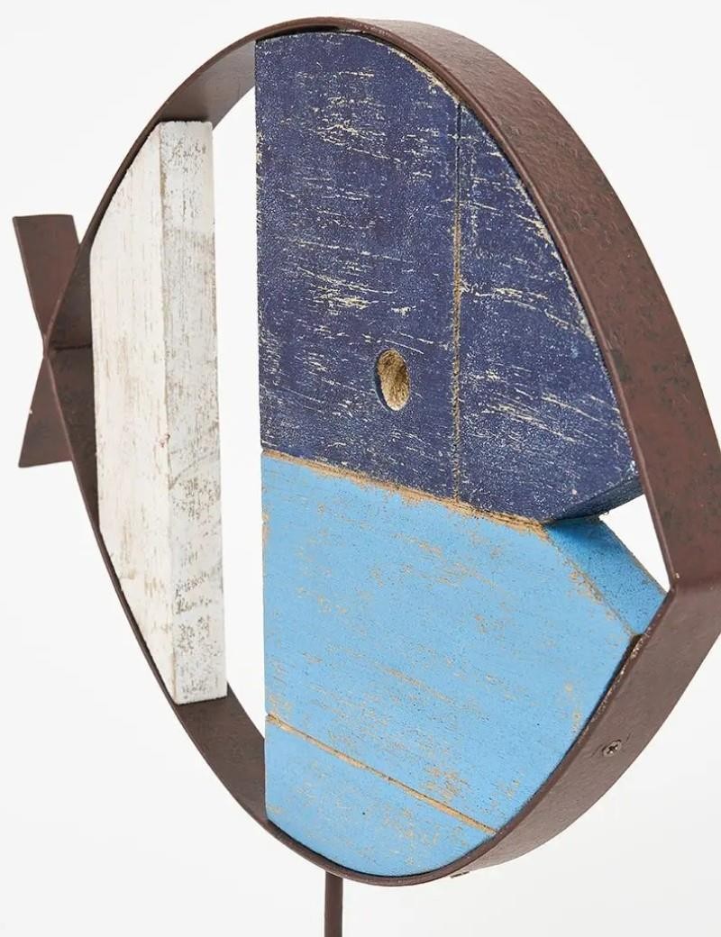 Metall- und Holzfisch mit blauer Basis | Salotto