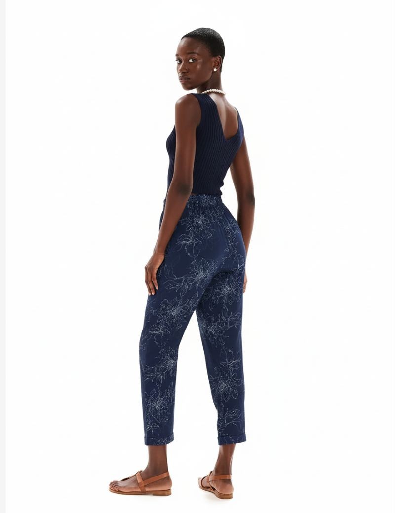 TOP CORTO CON ESCOTE EN V DE ALGODON KOURBELA