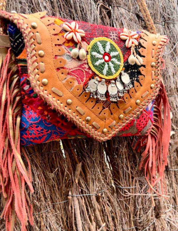 BANDOLERA CON SOLAPA SOBRE BANJARA PATCHWORK CON FLECOS