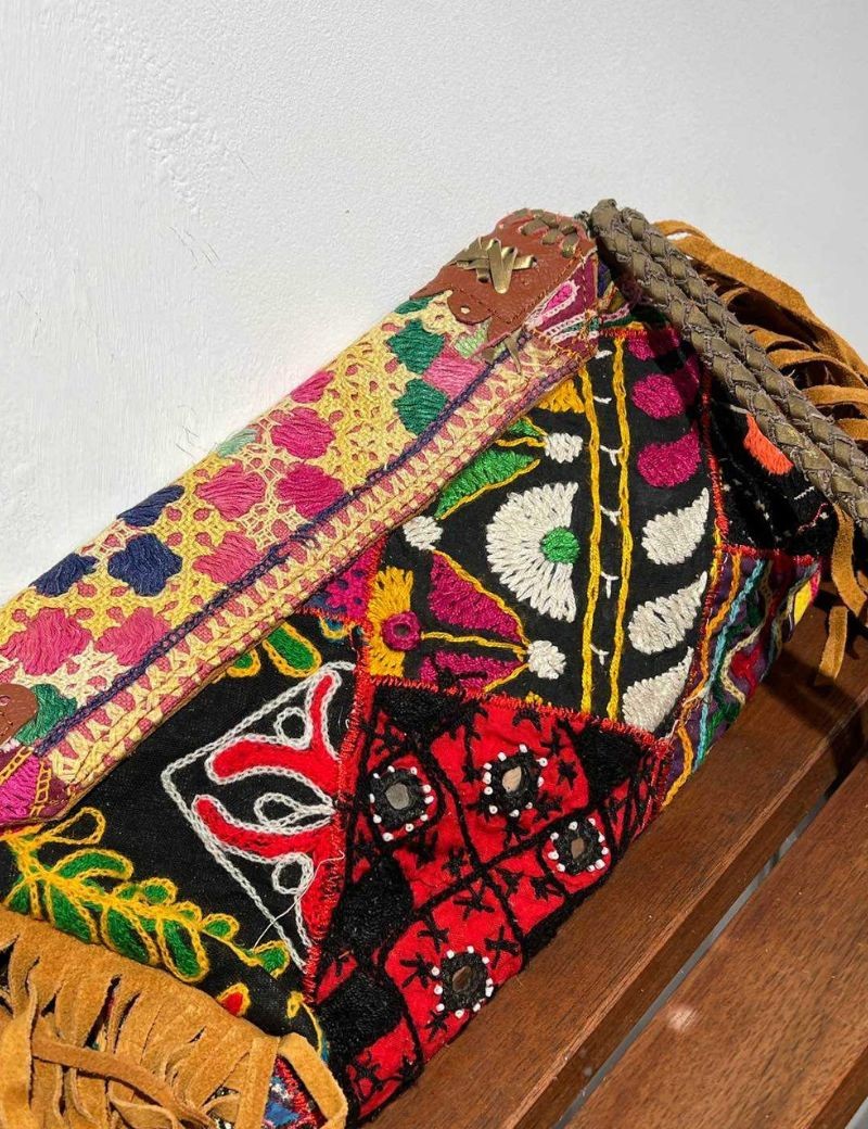 BANDOLERA CON SOLAPA SOBRE BANJARA PATCHWORK CON FLECOS
