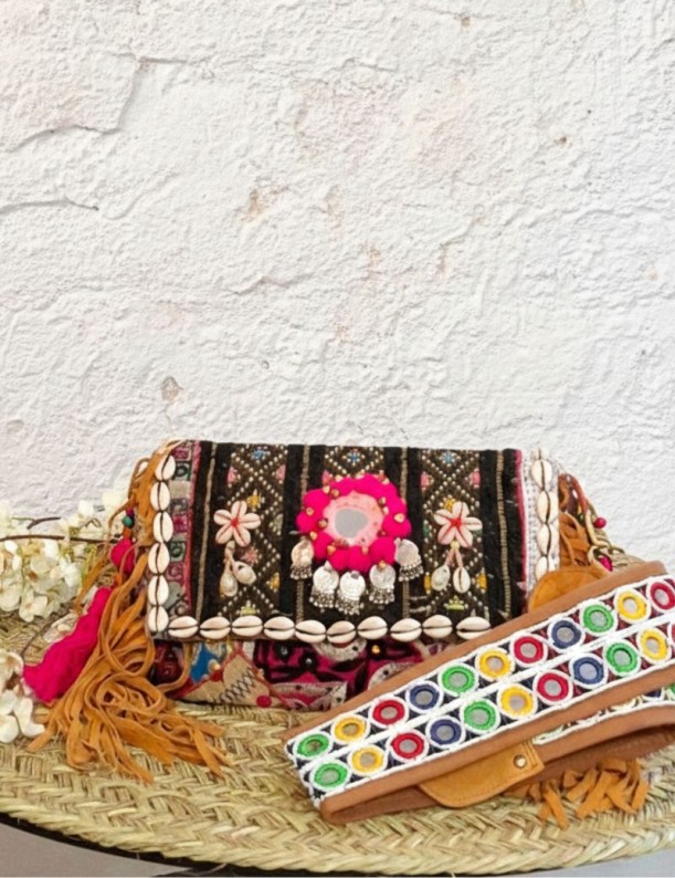 BOLSO DE MANO Y BANDOLERA CON SOLAPA  BANJARA PATCHWORK CON FLECOS