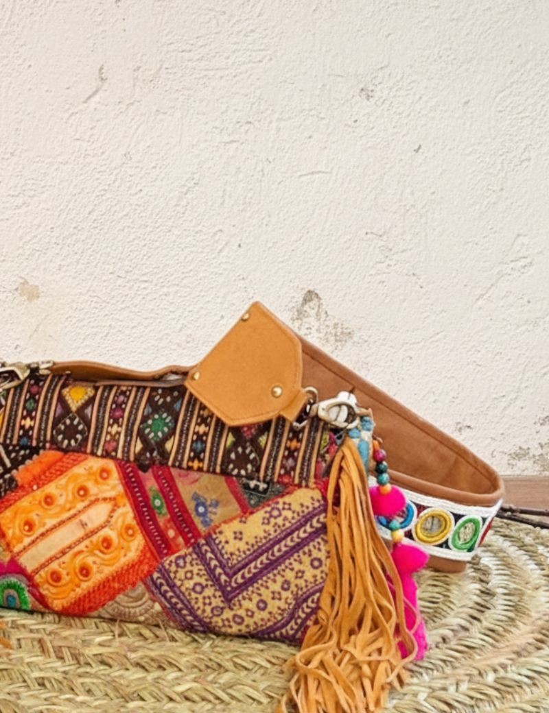 BOLSO DE MANO Y BANDOLERA CON SOLAPA  BANJARA PATCHWORK CON FLECOS
