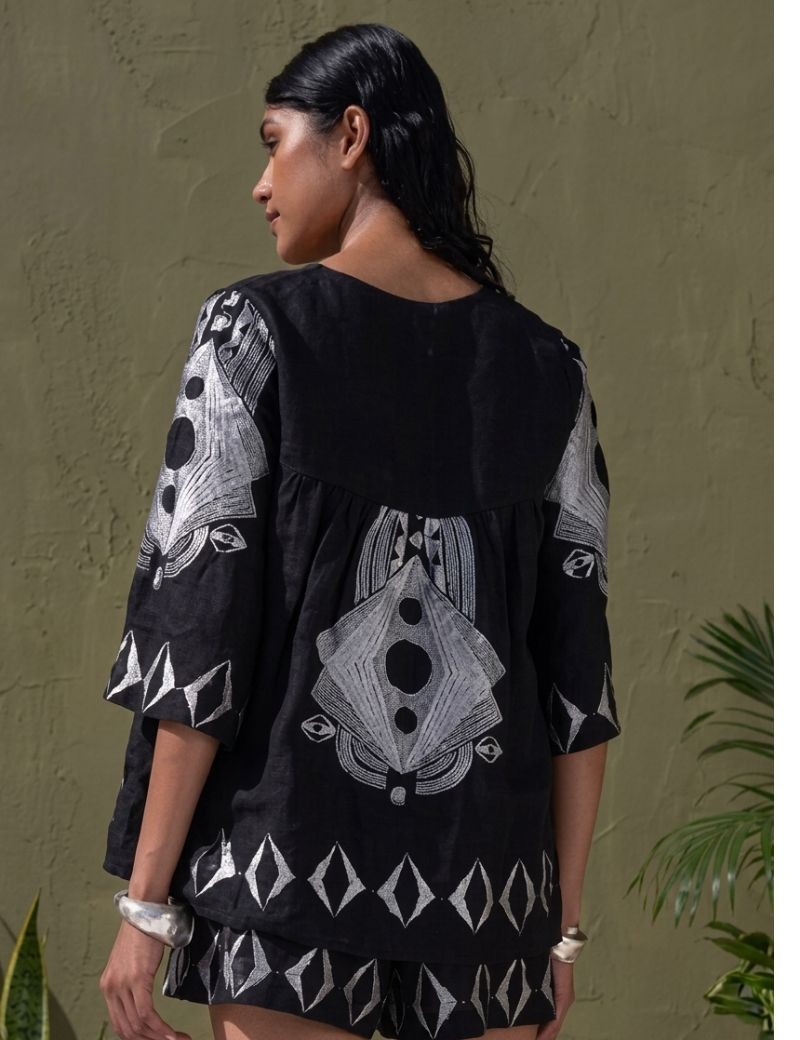 TOP DE CON BORDADO PLATA NEMA RESORT WEAR
