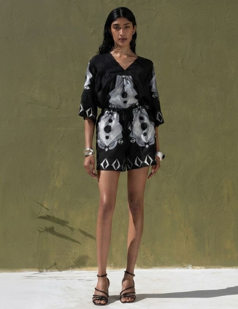 TOP DE CON BORDADO PLATA NEMA RESORT WEAR